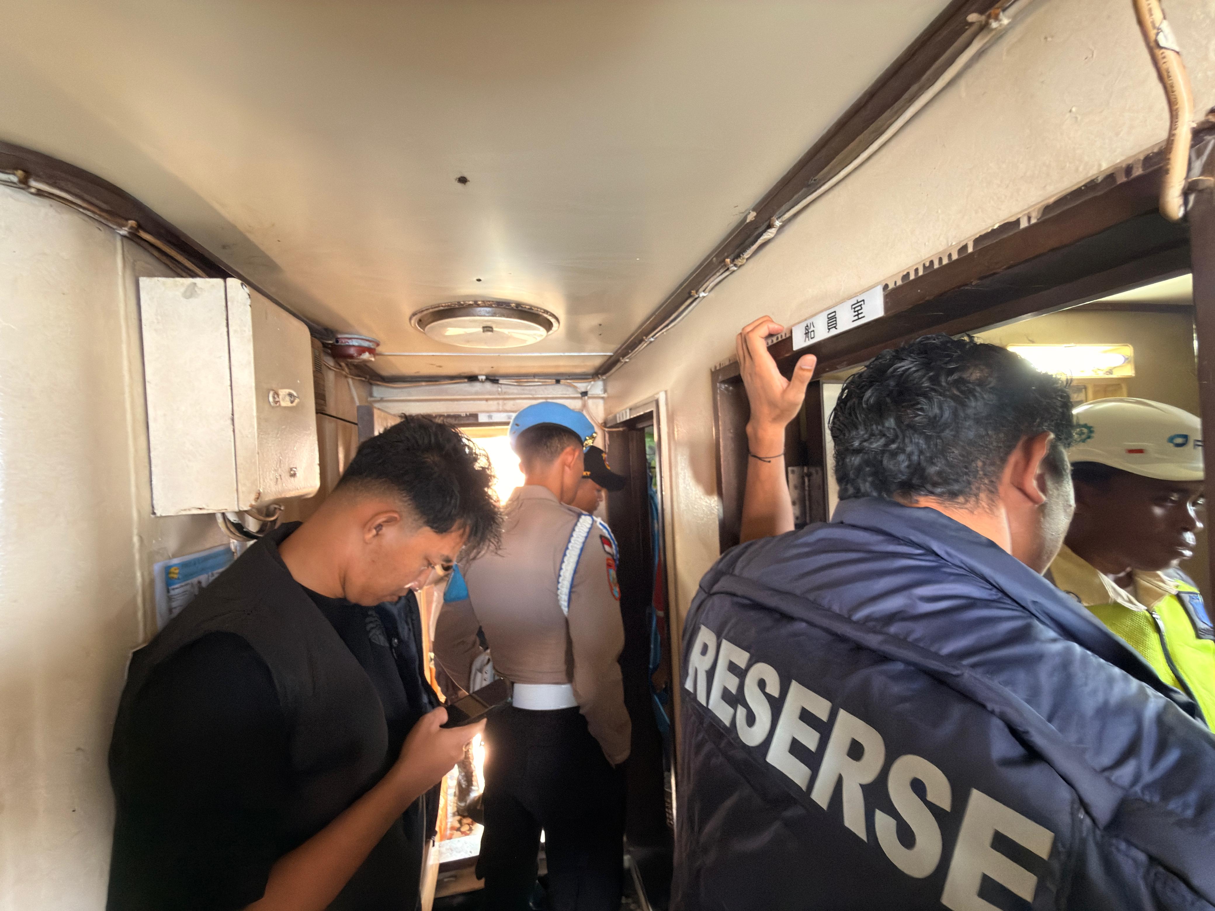 KSOP Waingapu Bersama Satnarkoba Polres Sumba Timur dan Pelindo Sosialisasikan Bahaya Narkoba serta Periksa Barang Bawaan ABK KM. Shelly Indah